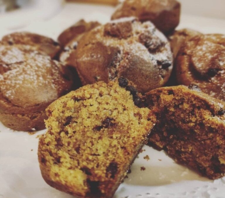 LEAL RICETTE VEGANE: MUFFIN INTEGRALI CON GOCCE DI CIOCCOLATO E CANNELLA