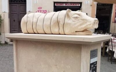 LEAL ANIMALISMO – A ROMA A TRASTEVERE E’ STATO INSTALLATO UN MONUMENTO ALLA PORCHETTA MA NESSUNO LO VUOLE!