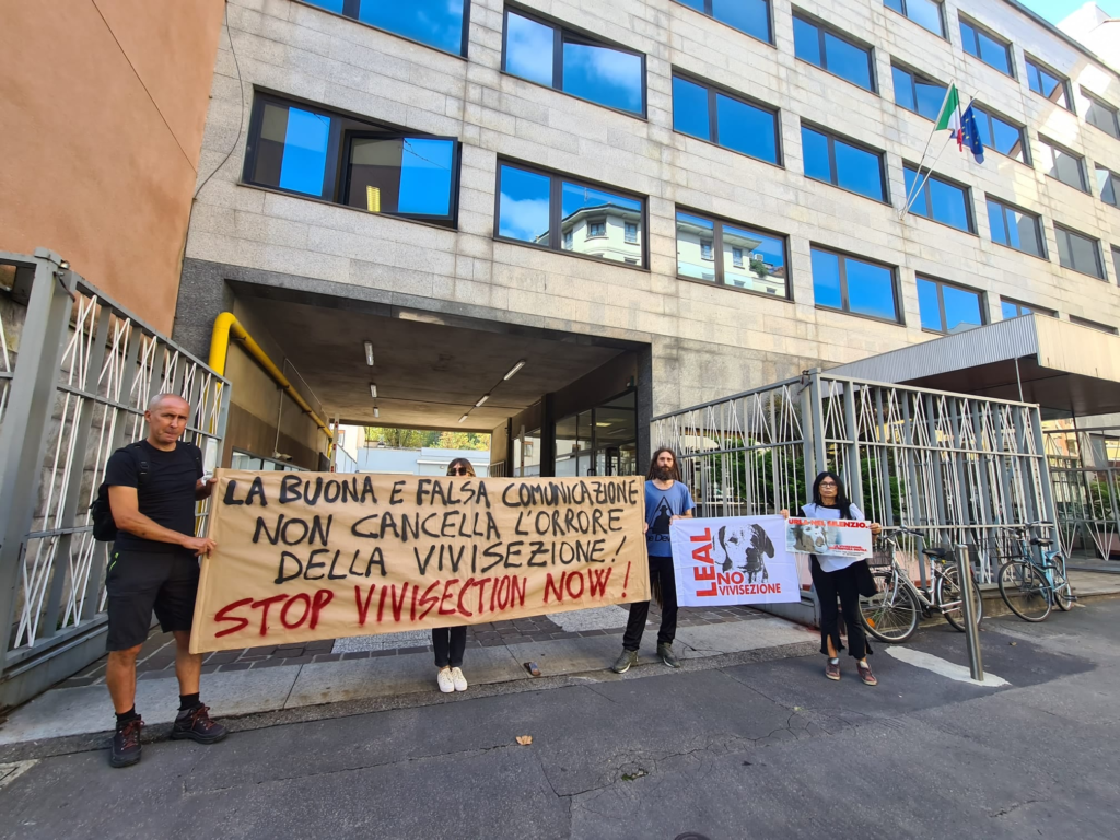 blitz di protesta davanti al Dipartimento di Scienze Farmacologiche