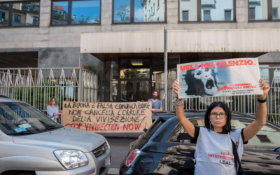 AZIONE DI PROTESTA DAVANTI ALL’ISTITUTO DI SCIENZE FARMACOLOGICHE E BIOMOLECOLARI DELL’UNIVERSITÀ DI MILANO