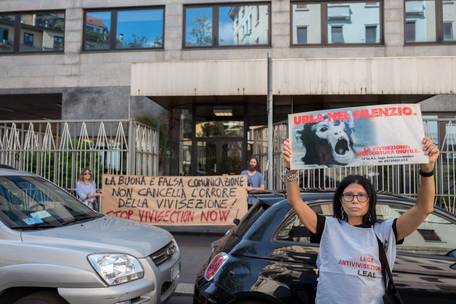 blitz di protesta davanti al Dipartimento di Scienze Farmacologiche