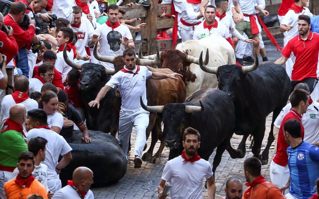 L’INFERNO PER I TORI È SERVITO: 6 LUGLIO SAN FIRMINO A PAMPLONA INIZIA LA PAZZA CORSA