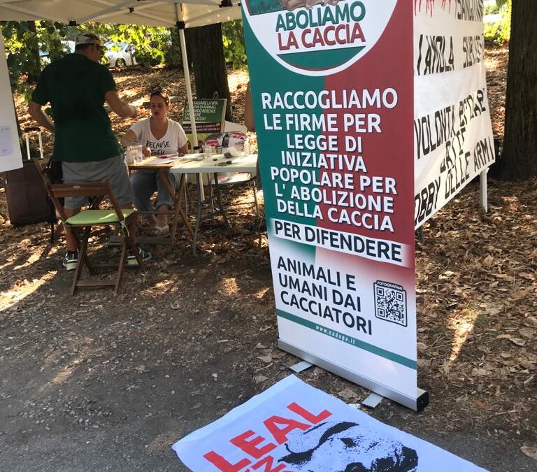 (FOTO) LEAL RINGRAZIA GLI AMICI CHE SONO PASSATI A “VIVA LAS VEGAN” PER FIRMARE PER L’ABOLIZIONE DELLA CACCIA E DELLE BOTTICELLE