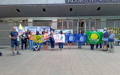 25 LUGLIO LA PROTESTA DEGLI ANIMALISTI – LEAL DAVANTI AL PIRELLONE: LA REGIONE LOMBARDIA NON TUTELA LA FAUNA SELVATICA MA I CACCIATORI!