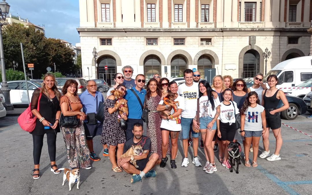 LEAL SEZIONE BATTIPAGLIA PRESENTE AL SIT-IN DAVANTI ALLA PREFETTURA PER CHIEDERE GIUSTIZIA PER IL CANE JOHNNY